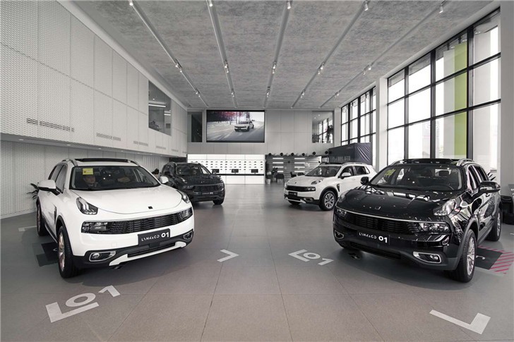 星沙領克4S店2000平工裝現(xiàn)代風裝修案例圖—展廳